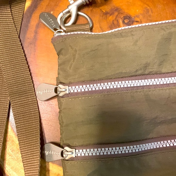 Baggallini Crossbody light brown brushed nickel hardware 4 pockets - Picture 3 of 14